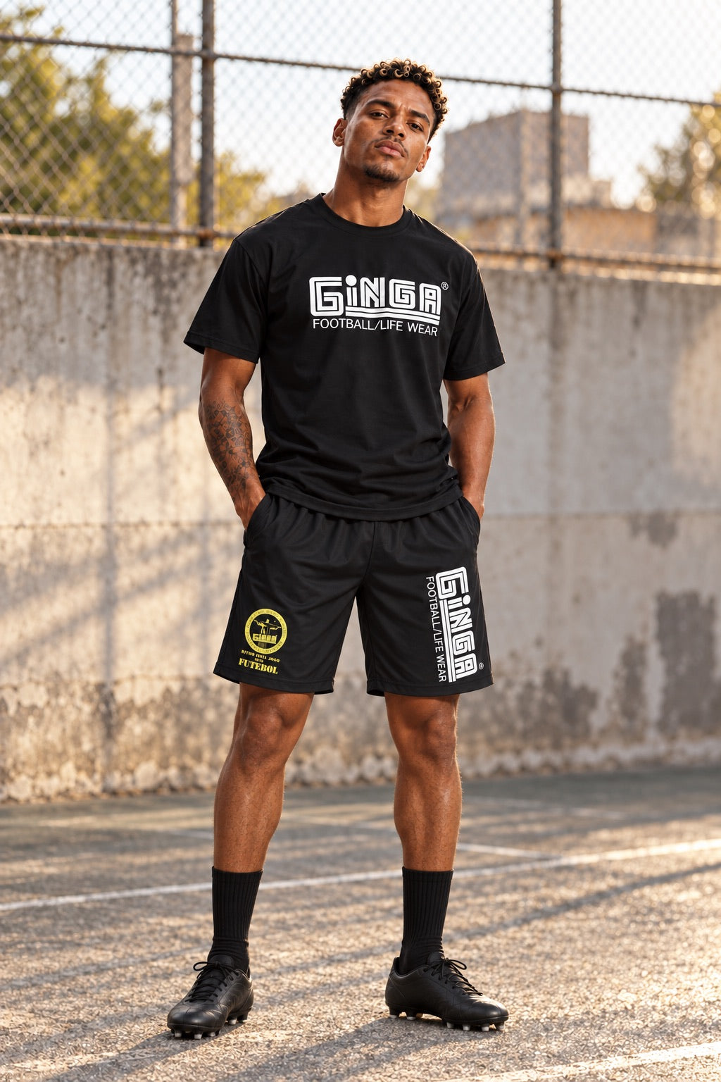 STANDARD PRA SHIRTのBLACKを着たモデル 使用イメージ