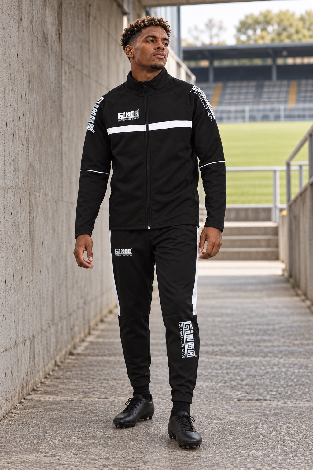 TRAINING JERSEY SHIRTのBLACKを着たモデル 使用イメージ